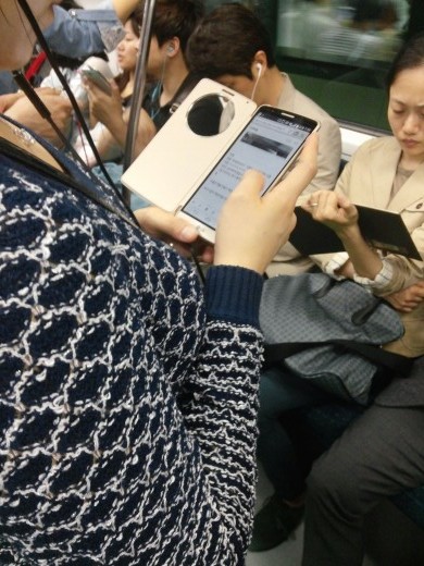 LG G3 leaks in a subway