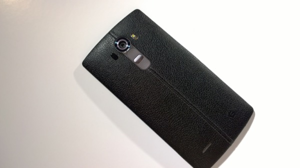 Here in black leather trim, the slightly curved form of the LG G4 fits in the hand beautifully...
