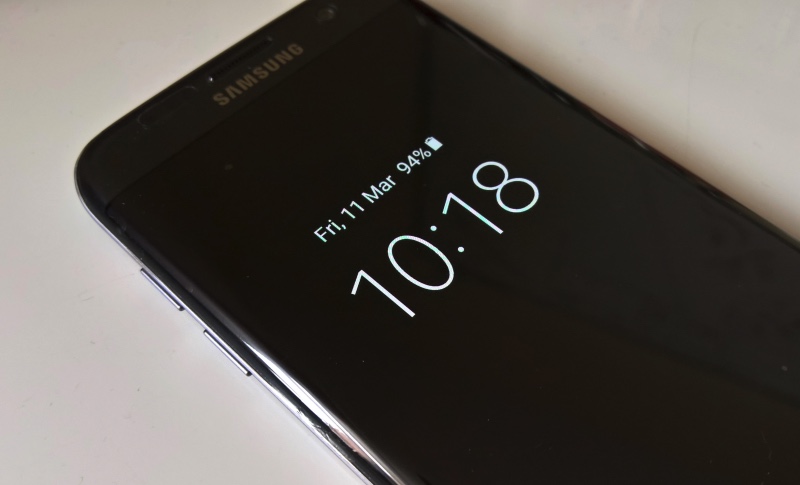 Samsung Galaxy S7 edge - always-on AMOLED display