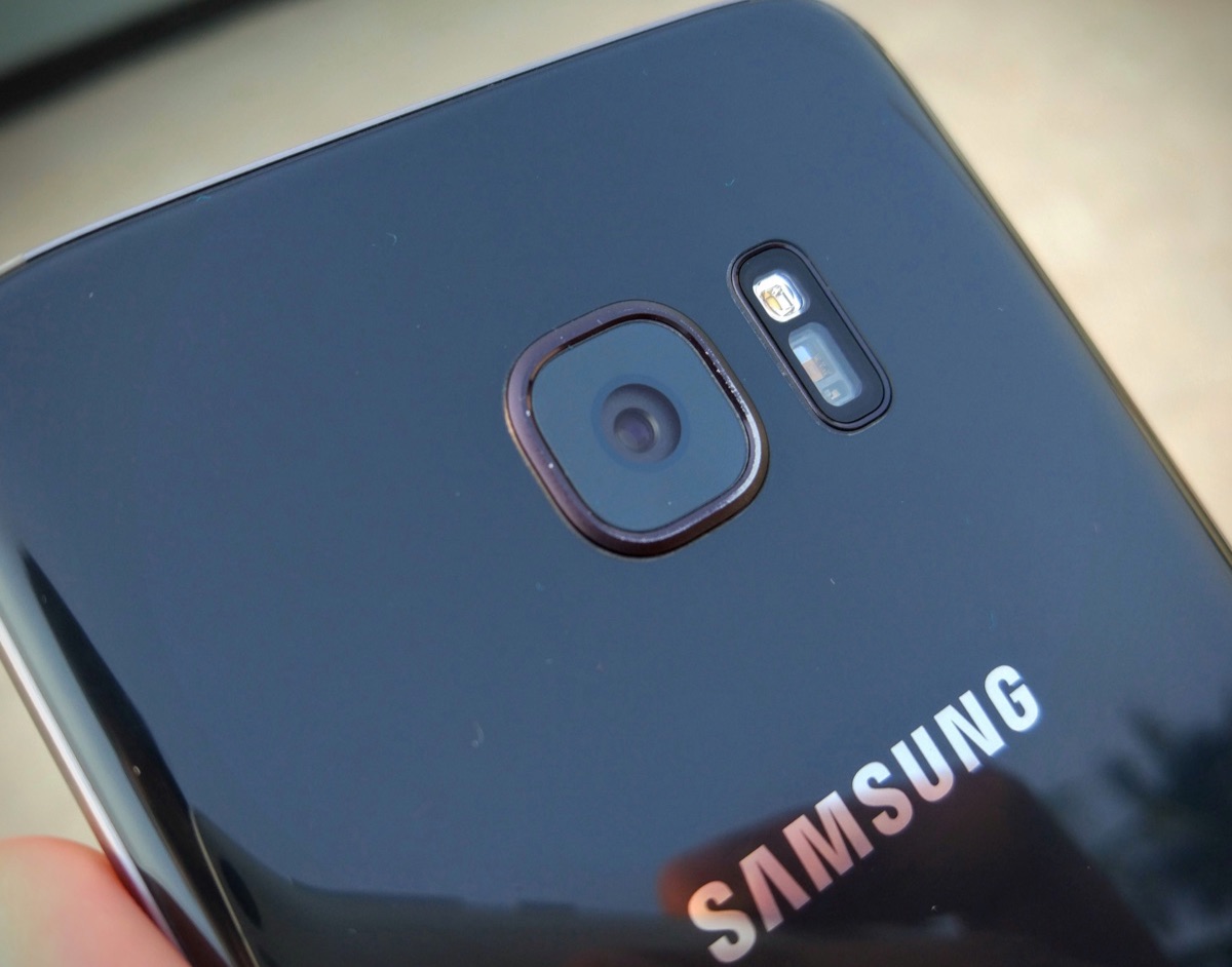 Galaxy S7 edge camera closeup