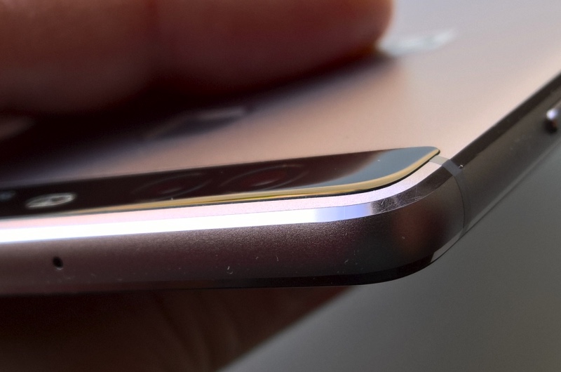 Huawei P9- corner detail, showing chamfers on aluminium frame