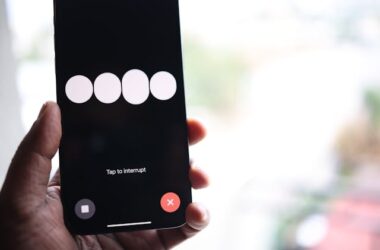 Hand holding a smartphone | Photo by Solen Feyissa