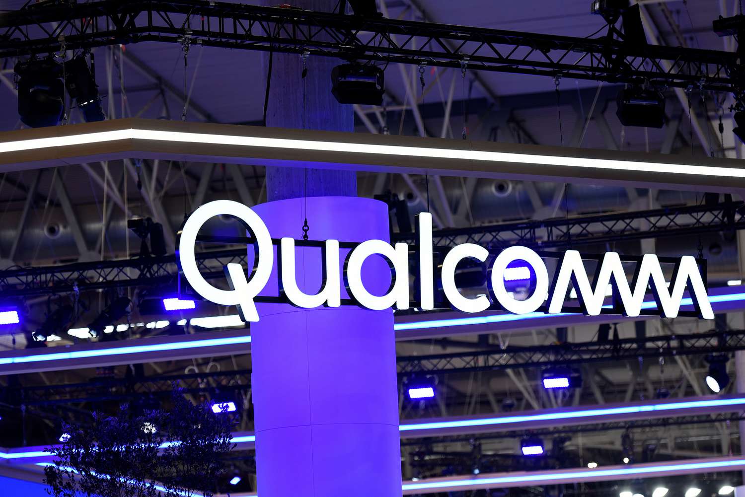 Qualcomm’s new AI chips challenge Nvidia’s dominance with mobile-level efficiency 1 qualcomm ai chips challenge nvidia